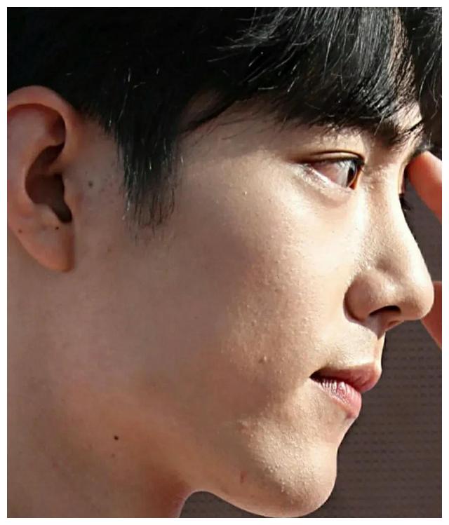 肖战 素颜路透 不化妆 生图都好看,各有各的味道!