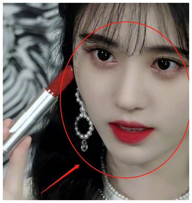 鞠婧祎参与直播带货,看清未精修时的脸蛋,这皮肤状态是认真的?
