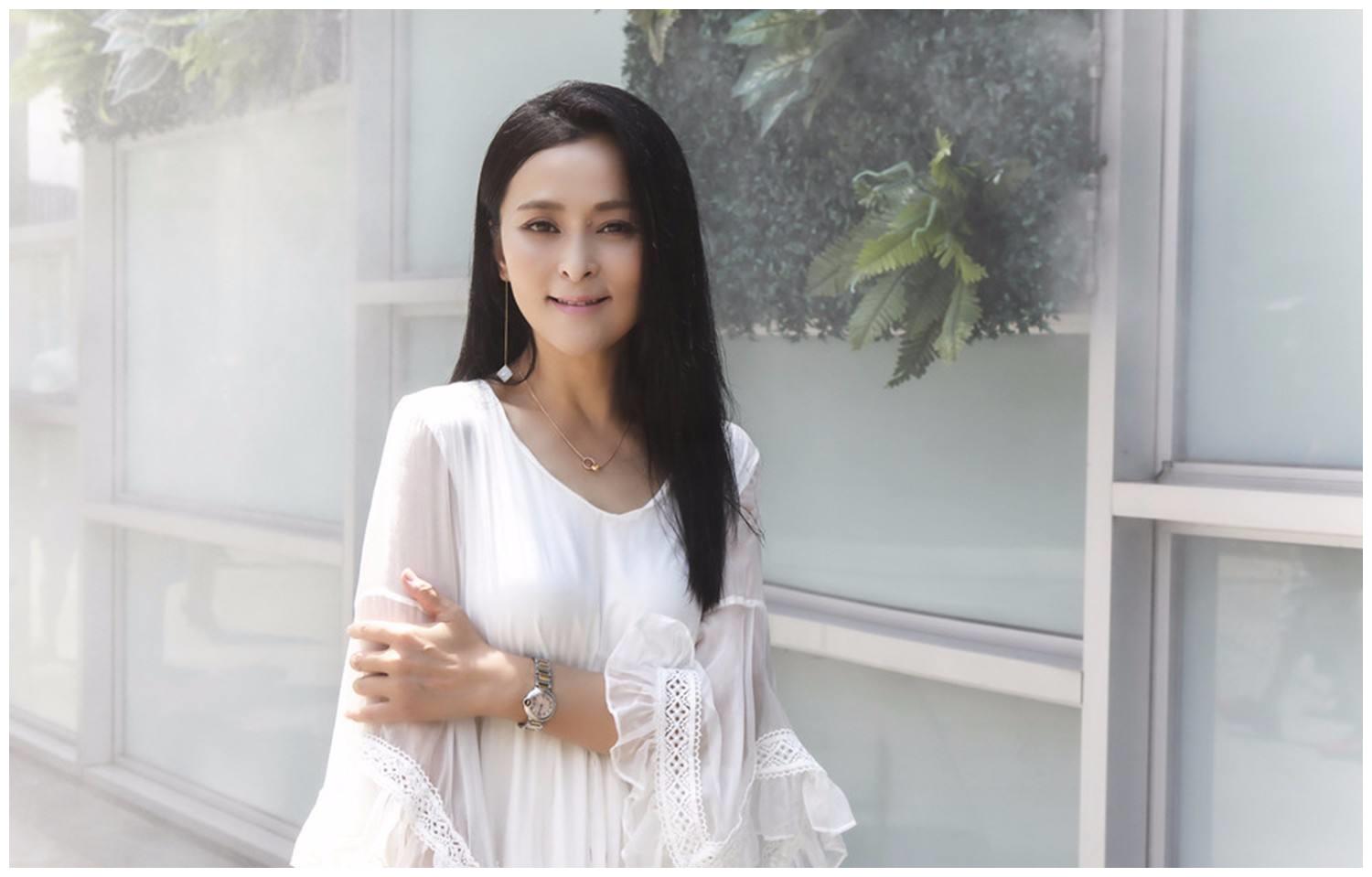 当然了那些被琼瑶相中的女星的感情之路也是走的非常的坎坷,像与秦汉
