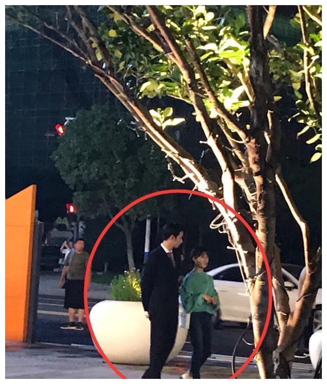 沈月的身高不再是迷当她站在180的刘以豪身边我没看错吗