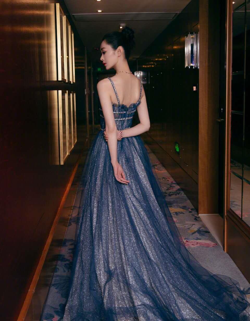 宋轶长得美又敢穿,吊带薄纱礼服再开条缝,皮肤白到晃眼__财经头条