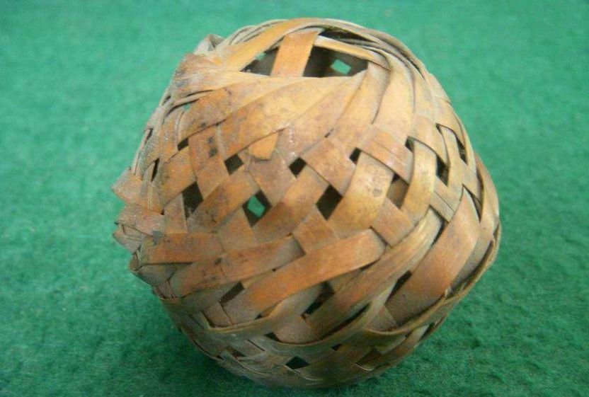 一组晚清,民国及现代利用竹子手工编织的蝈蝈笼子赏析