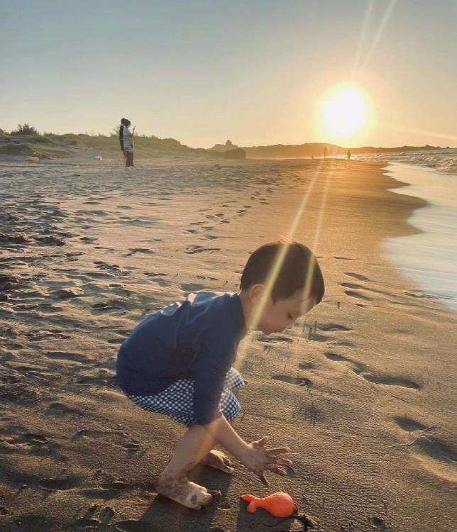 余文乐晒儿子近照3岁初见海滩玩沙子萌翻五官没有妹妹精致