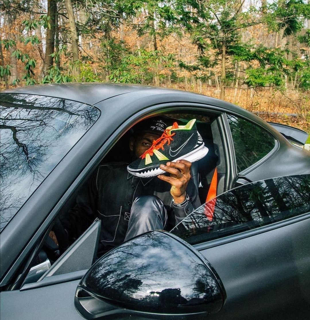 拿豪车做陪衬,欧文亲自展示自己7代战靴