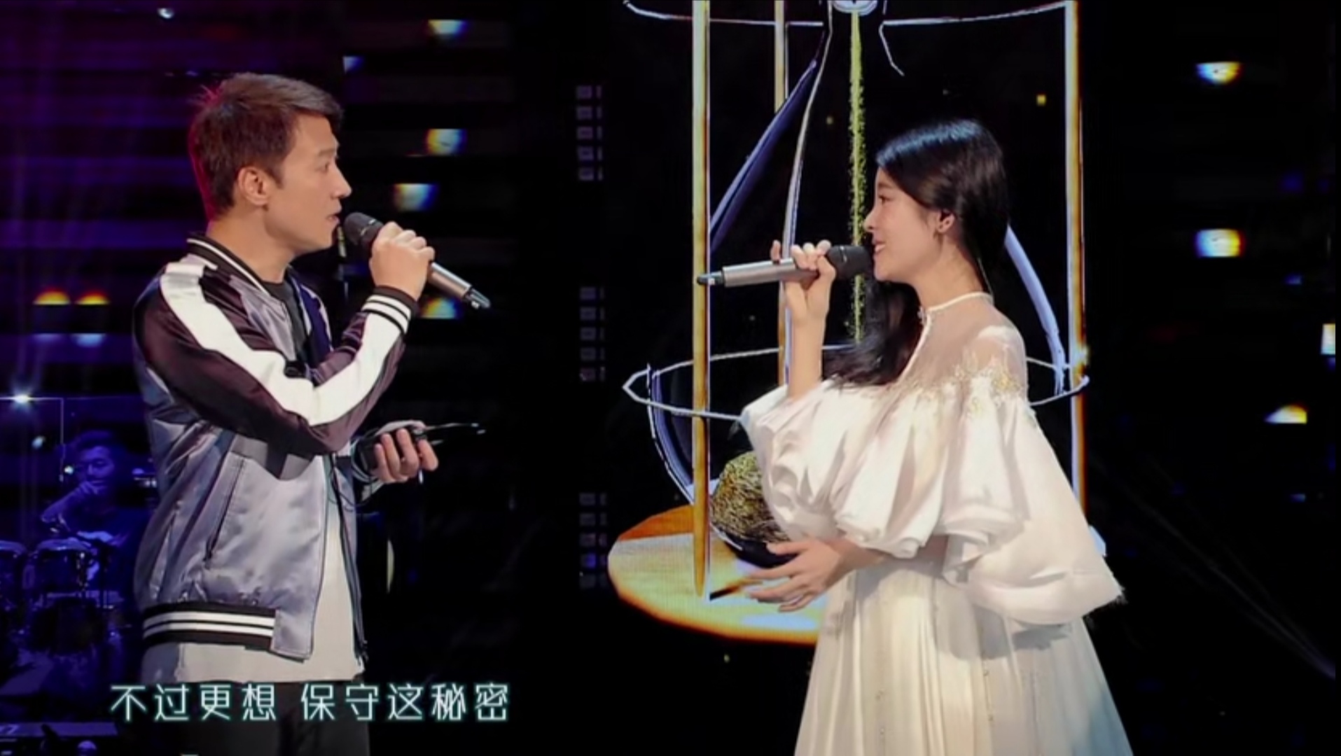 天王黎明和张碧晨合唱《我可以忘记你》,这画面引台下阵阵尖叫