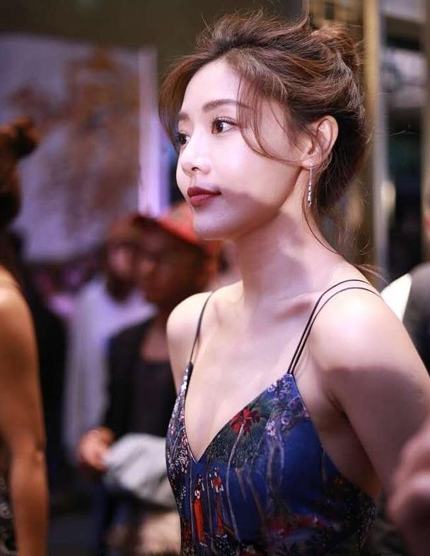 邓家佳真性感,撑着"两根绳"的吊带裙亮相,骨感身材也太撩了