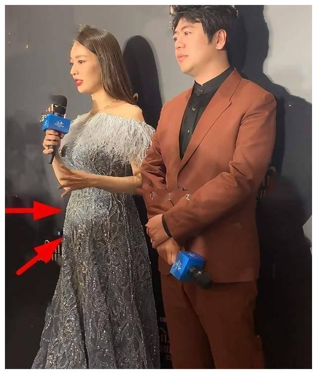 吉娜参加活动晒孕肚,孕晚期的肚子居然比别人的小肚子还小