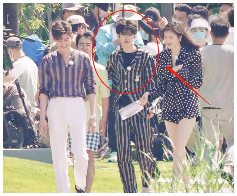 都说蔡徐坤靠颜值撑场，看他录跑男留下的淤青，就不这么认为了休闲区蓝鸢梦想 - Www.slyday.coM