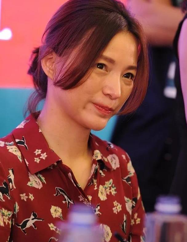 董卿淡妆气质都变了,穿红色印花衬衫配低马尾,温柔得快认不出