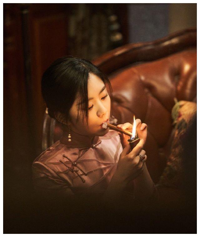 31岁谭松韵首次公开挑战旗袍造型,气质冷艳成熟,腰围令人意外__财经头