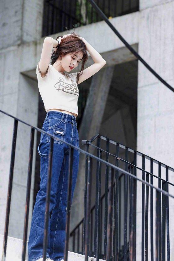 白鹿牛仔裤大长腿披肩散发写真!__财经头条