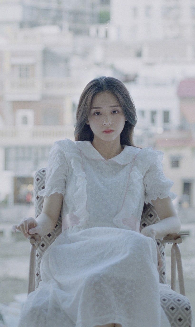 程熙媛美照,宛如花开一般的淡雅,显得特别精致优雅!