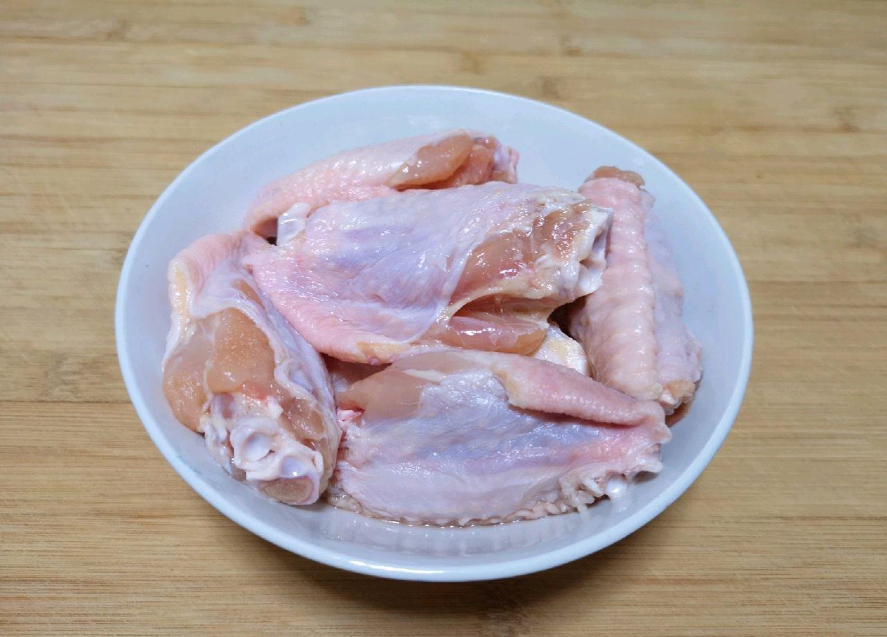 但是它的肉质非常鲜嫩,因为是鸡翅膀的部位总处于运动的状态,所以鸡翅