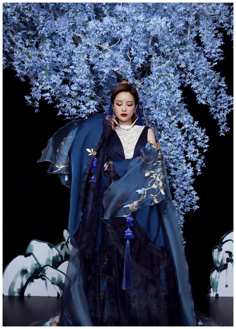 金莎不愧是逆龄女神,一袭古装造型韵味十足,童颜风采时髦又吸睛__财经