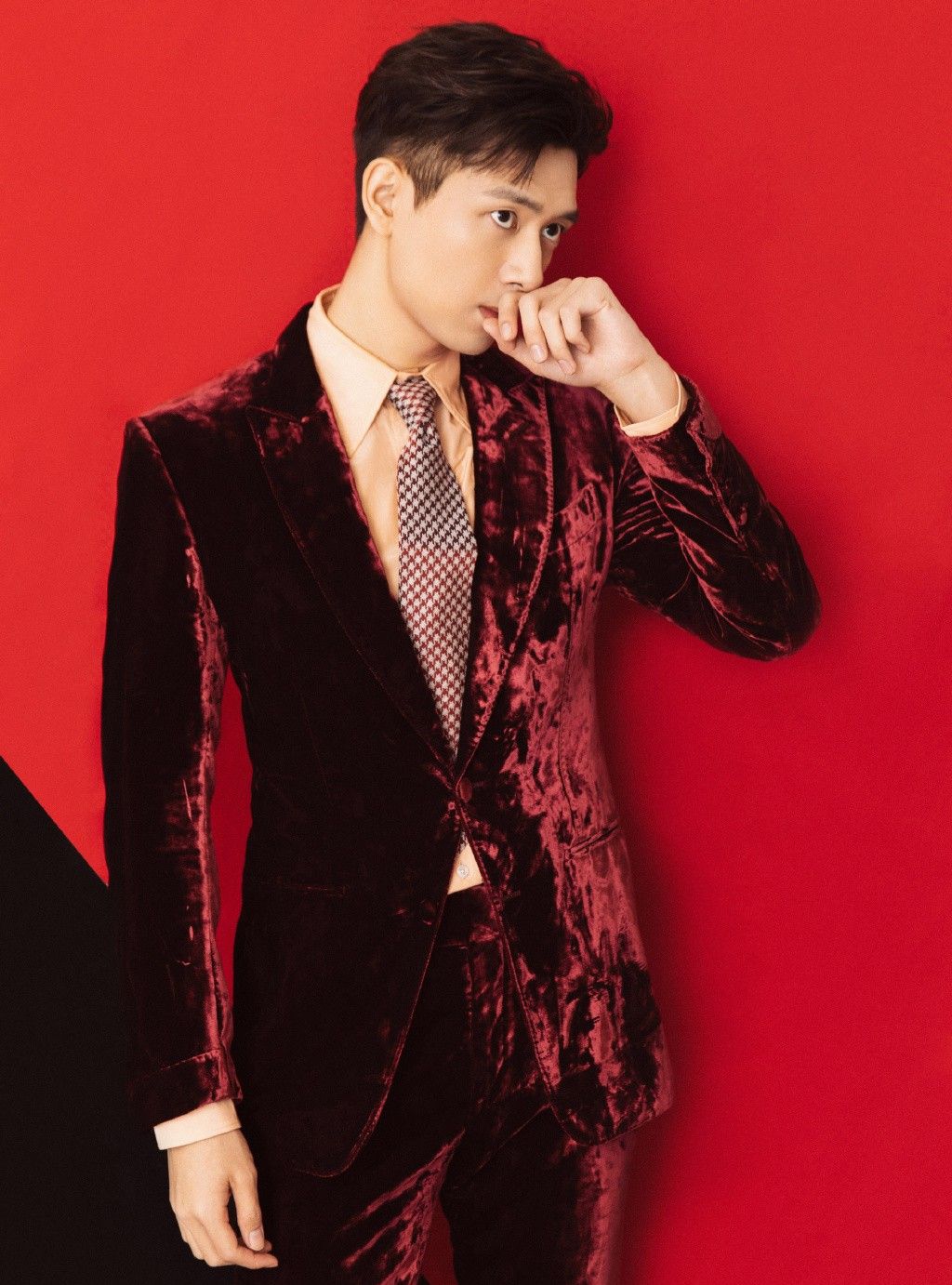 李现出席活动一袭红丝绒西装,温文尔雅,帅气十足!_高清图集_新浪网