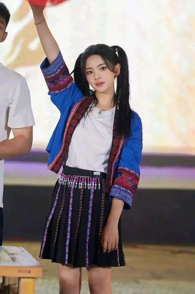 杨超越民族风服饰,两个高马尾,美丽动人!__财经头条