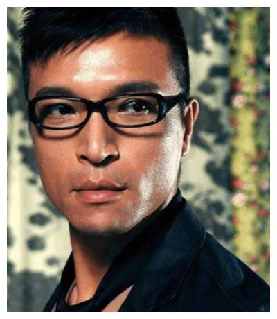还记得魔幻手机中的王天霸吗?11年后戴上眼镜,帅到让人心动!