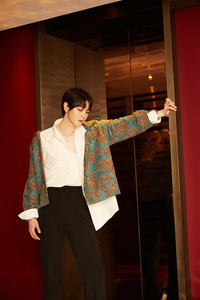 戴景耀亮相上海时装周复古暗花刺绣外套尽显贵公子风范