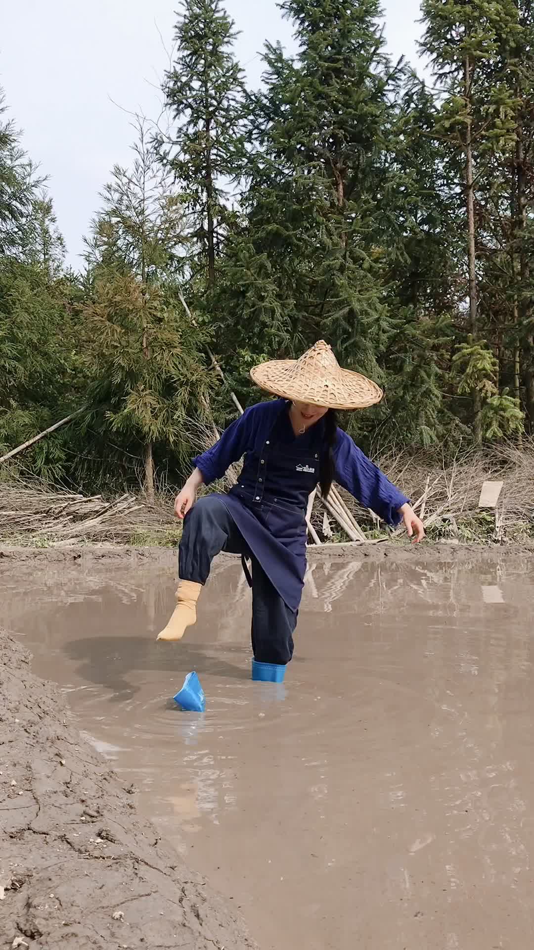 00:16 穿雨靴下田插秧?