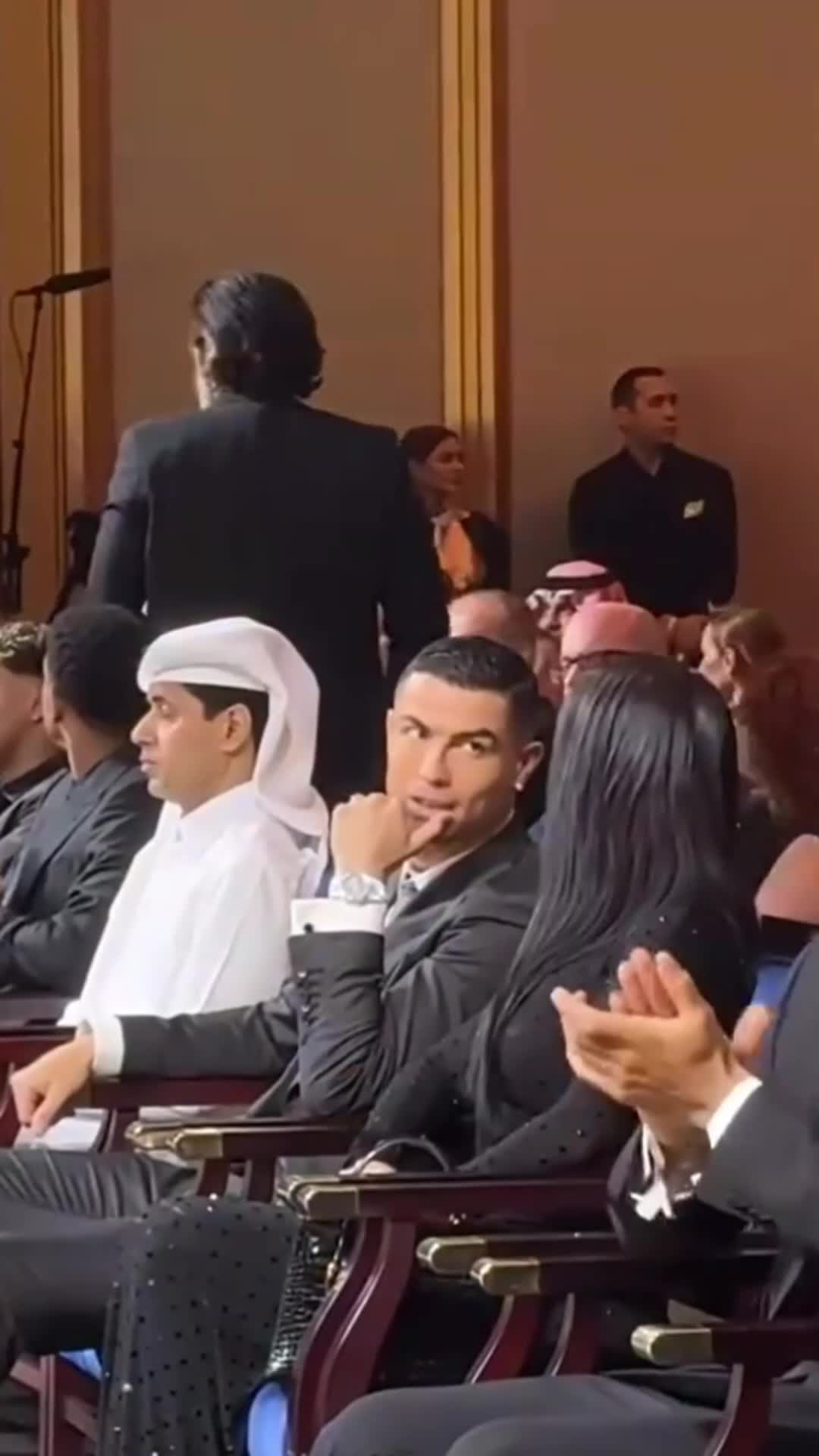 恩爱！C罗等待领奖时朝着乔治娜抛了媚眼，两人有说有笑，撒狗粮