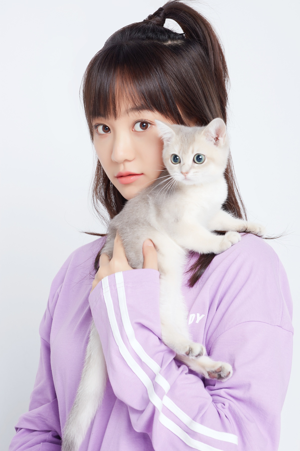 胡意旋猫系女友治愈写真释出 灵动可爱元气满满