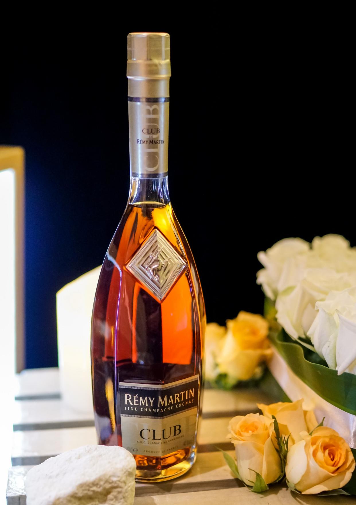 品人头马干邑,相会鹊桥,"邑"往情深