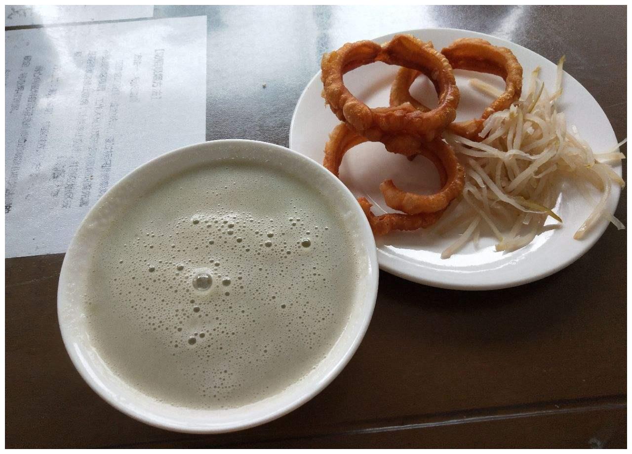 看到何炅闻豆汁这表情亮了咱老北京这一口一般人还真受不了