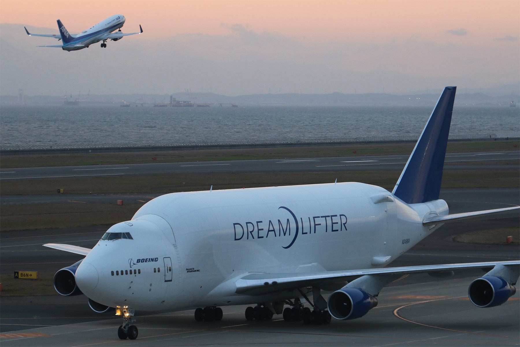 波音747lcf,跟地面车辆对比直观感受其大小.|波音|地面|车辆_新浪新闻