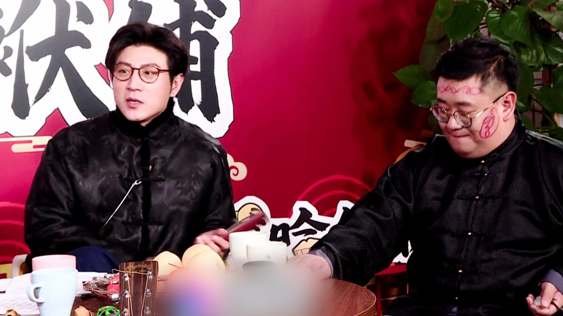 高晓攀身着唐装聊国风 解读《小先生》作品创作