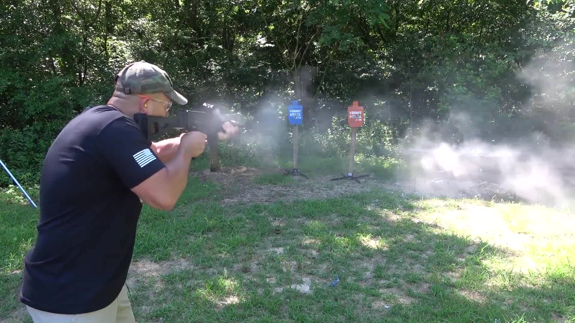 女汉子枪法爆表,行进间快速射击,轻松干掉所有靶子