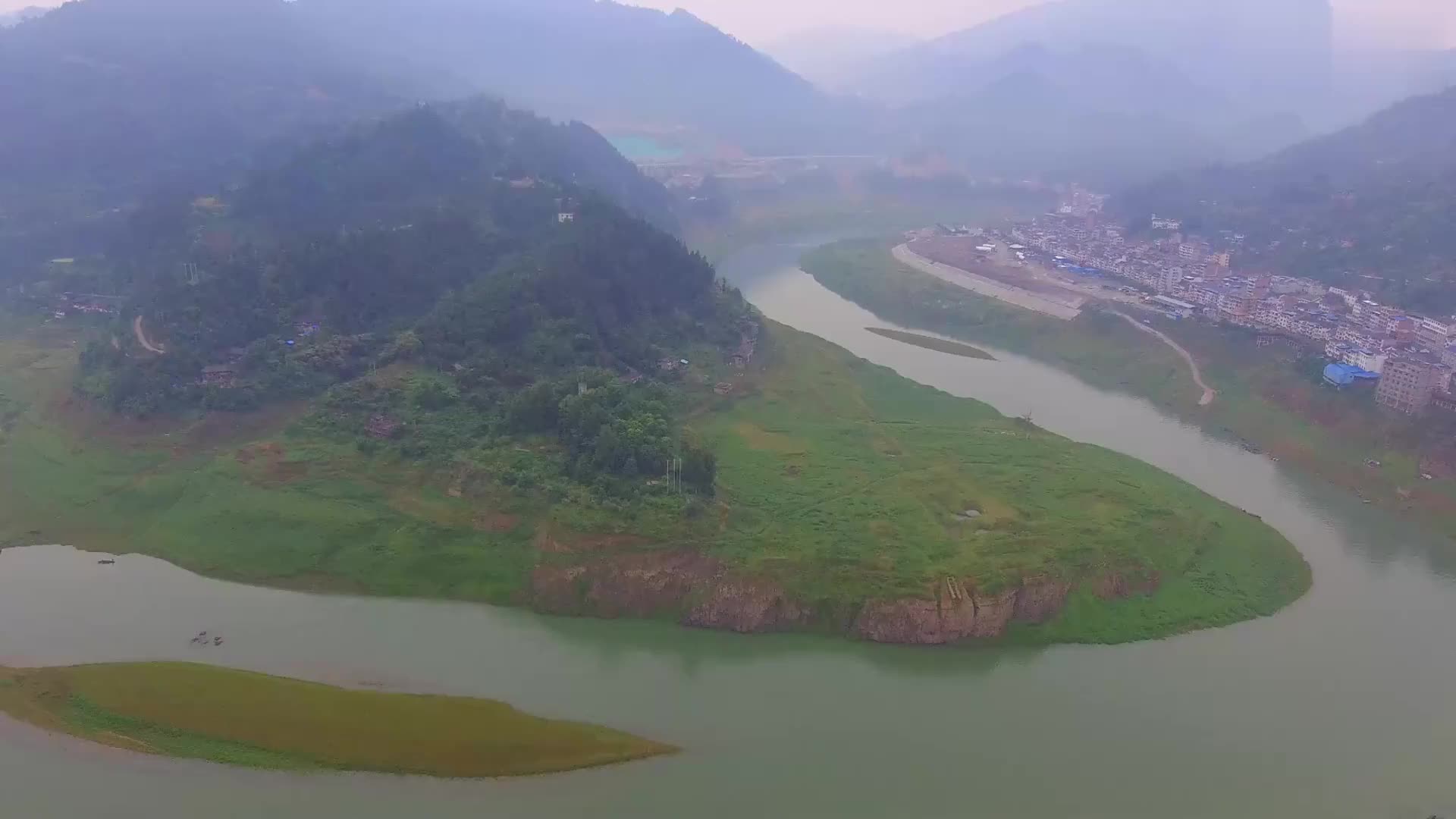 此地"玉带水"环绕,左右各有小岛一座,这才是山美水美的宝地