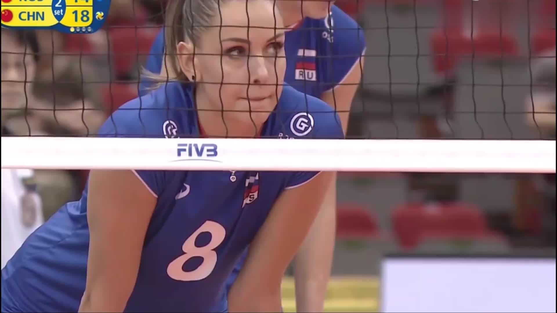 女排大冠军杯,朱婷暴扣打出小斜线,颜妮抓住探头球给力得分