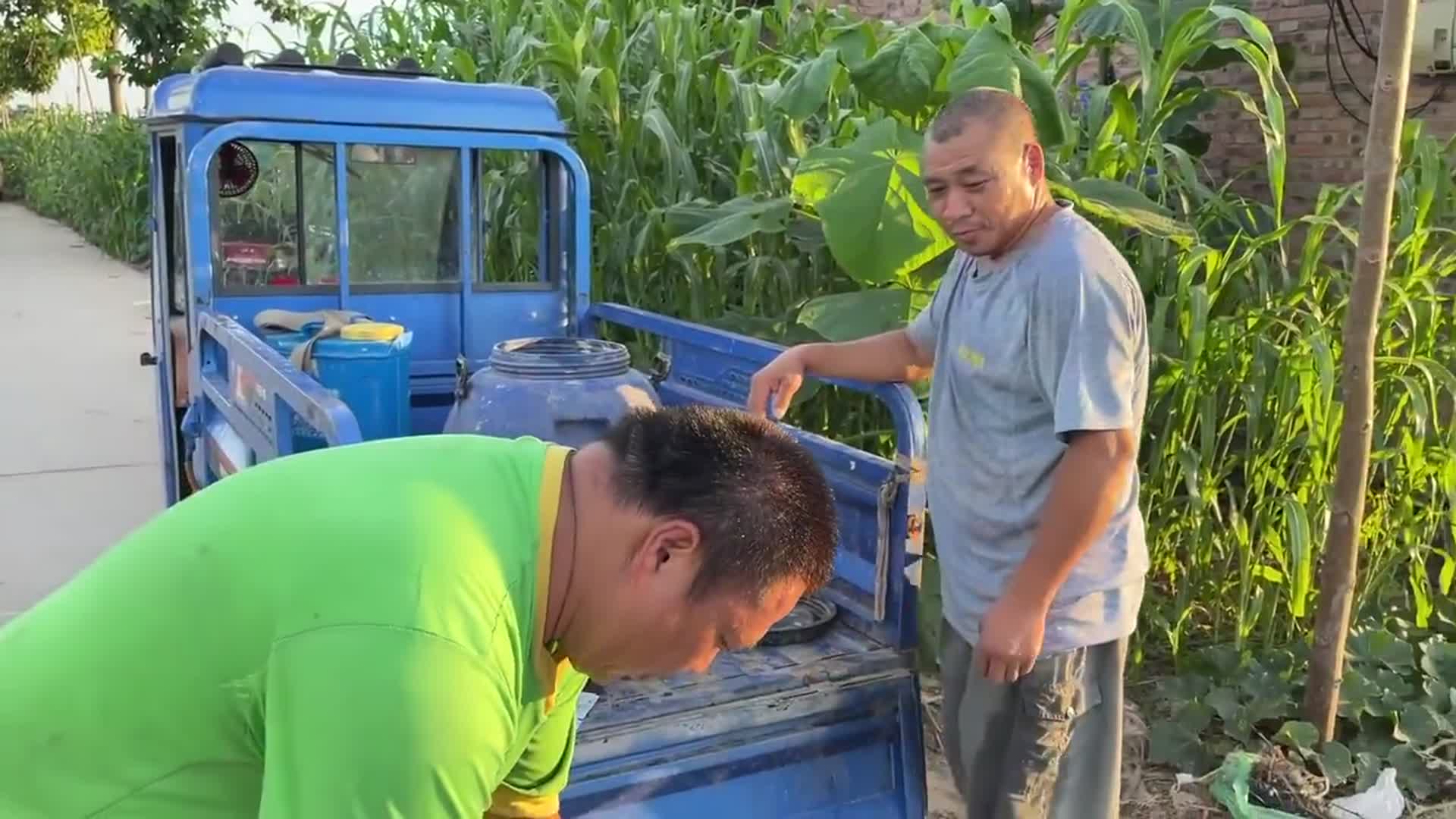 农村小伙去找洪涛钓鱼,刚见面就催小伙结婚,小伙脸红的说不出话|洪涛