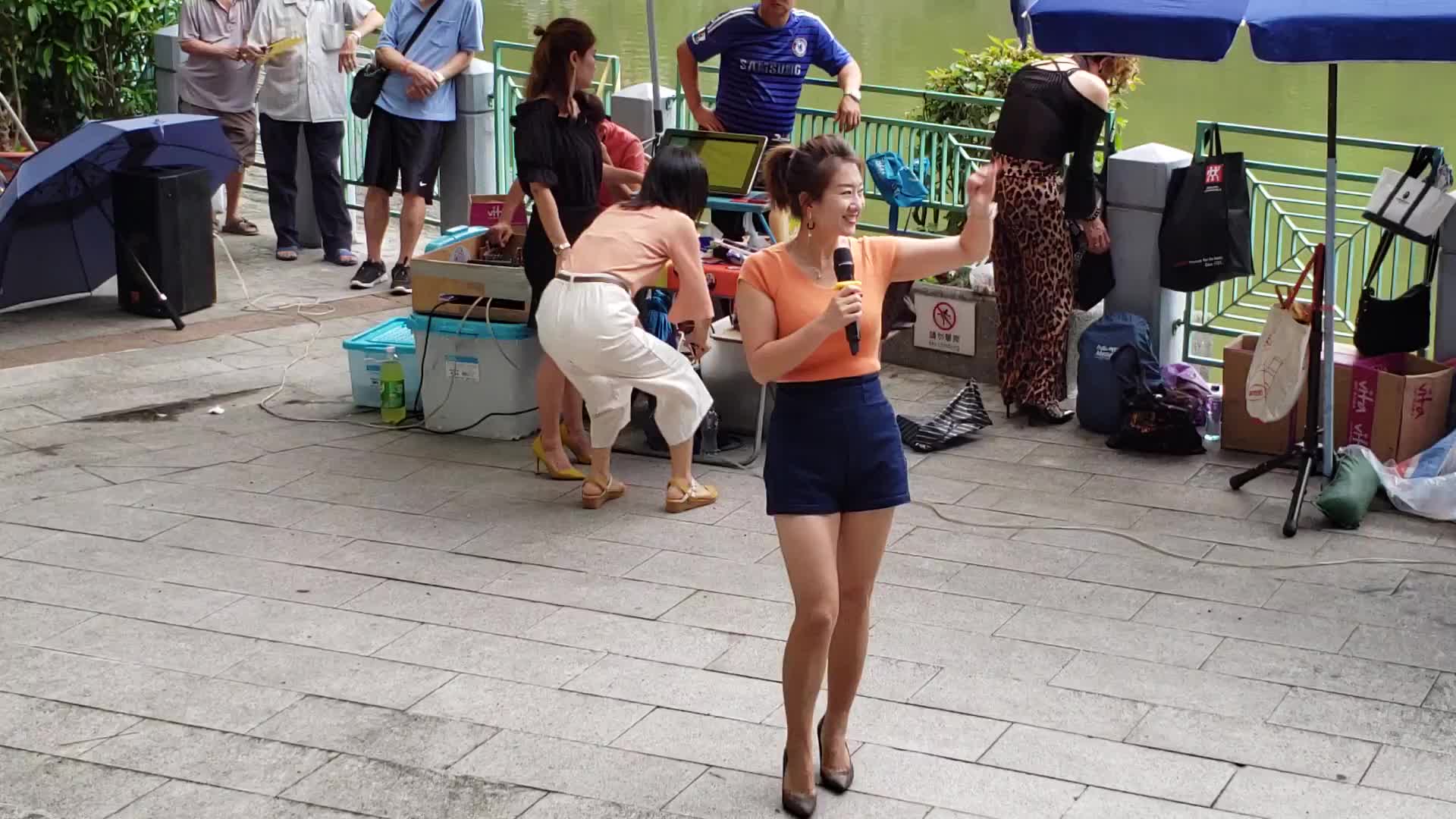 街头美女芯仪热舞演唱劲歌,多人围观