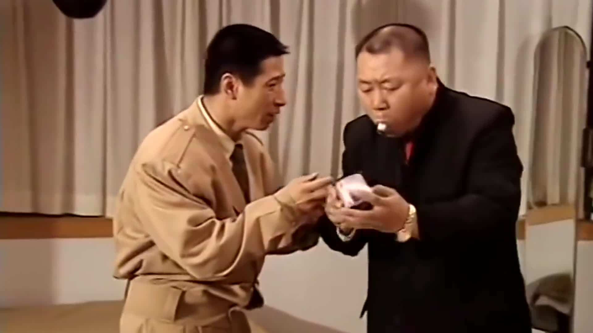 范德彪大嘴吞灯泡,结果取不出来了,画面爆笑不忍直视!