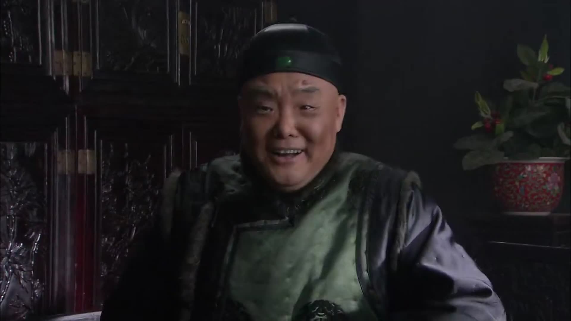 茶馆王利发不停奉承拿着假药丸欺骗庞太监放人