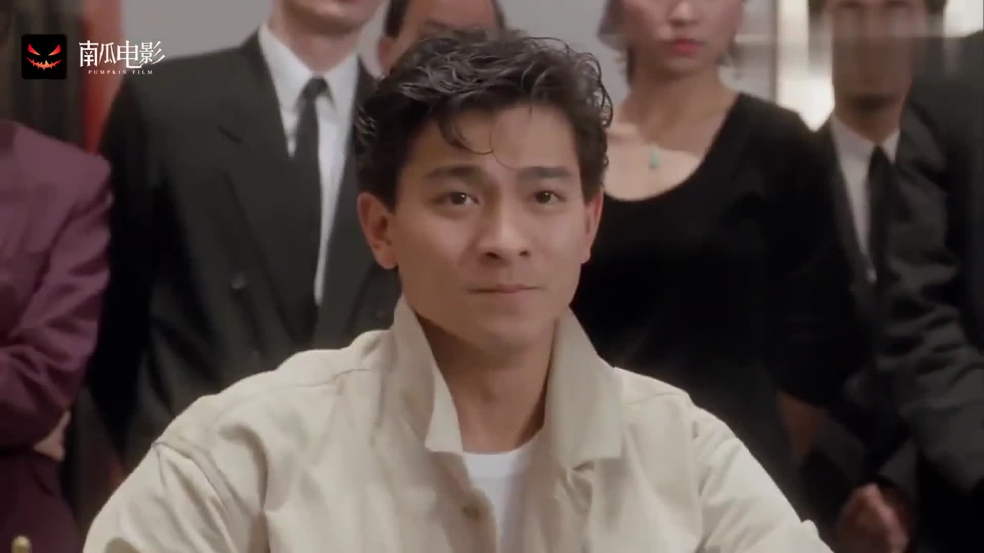 赌侠华仔下注太凶猛吓得牌友纷纷跑路几局下来桌上只剩两人