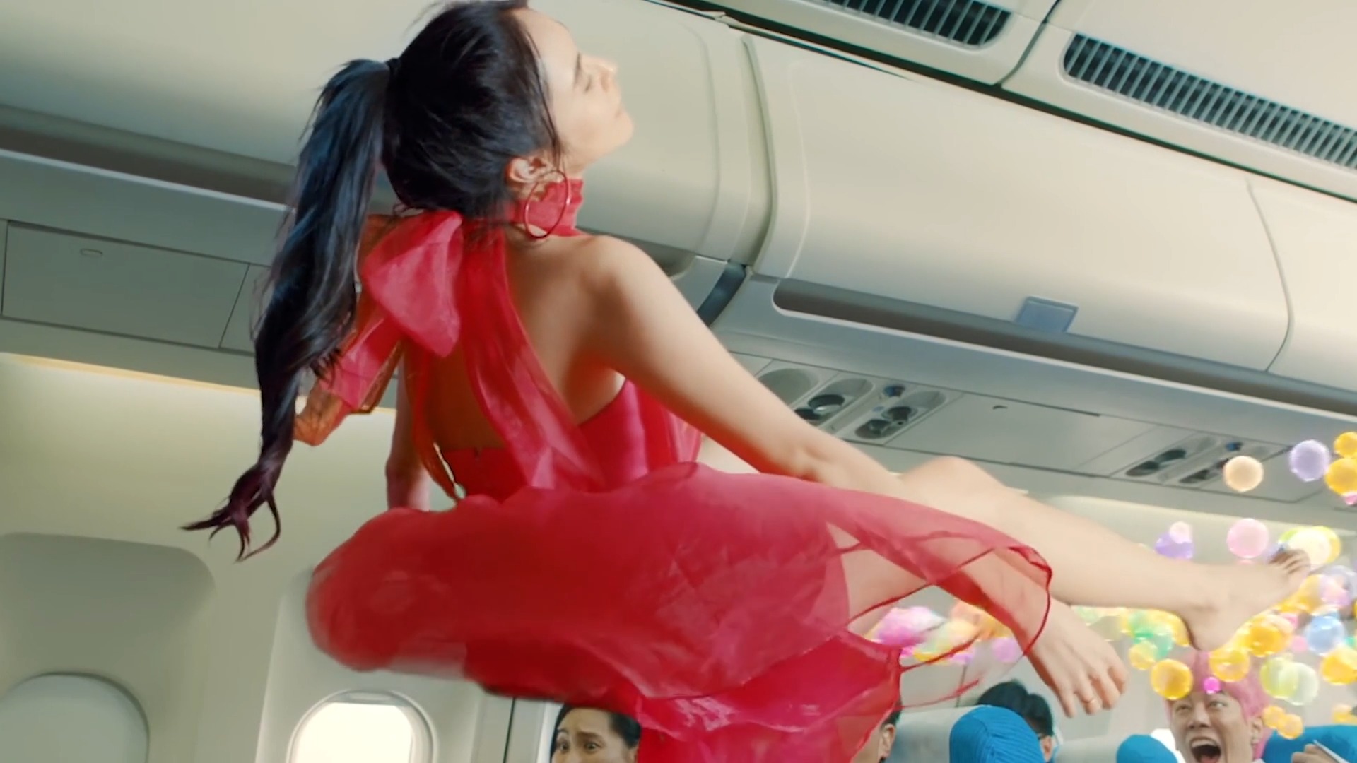 美女飞机上闹肚子当众大便搞笑短片