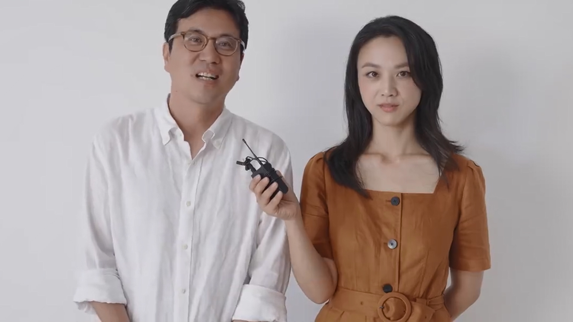 汤唯与丈夫金泰勇罕见同框两人甜蜜对视祝贺中韩建交30周年