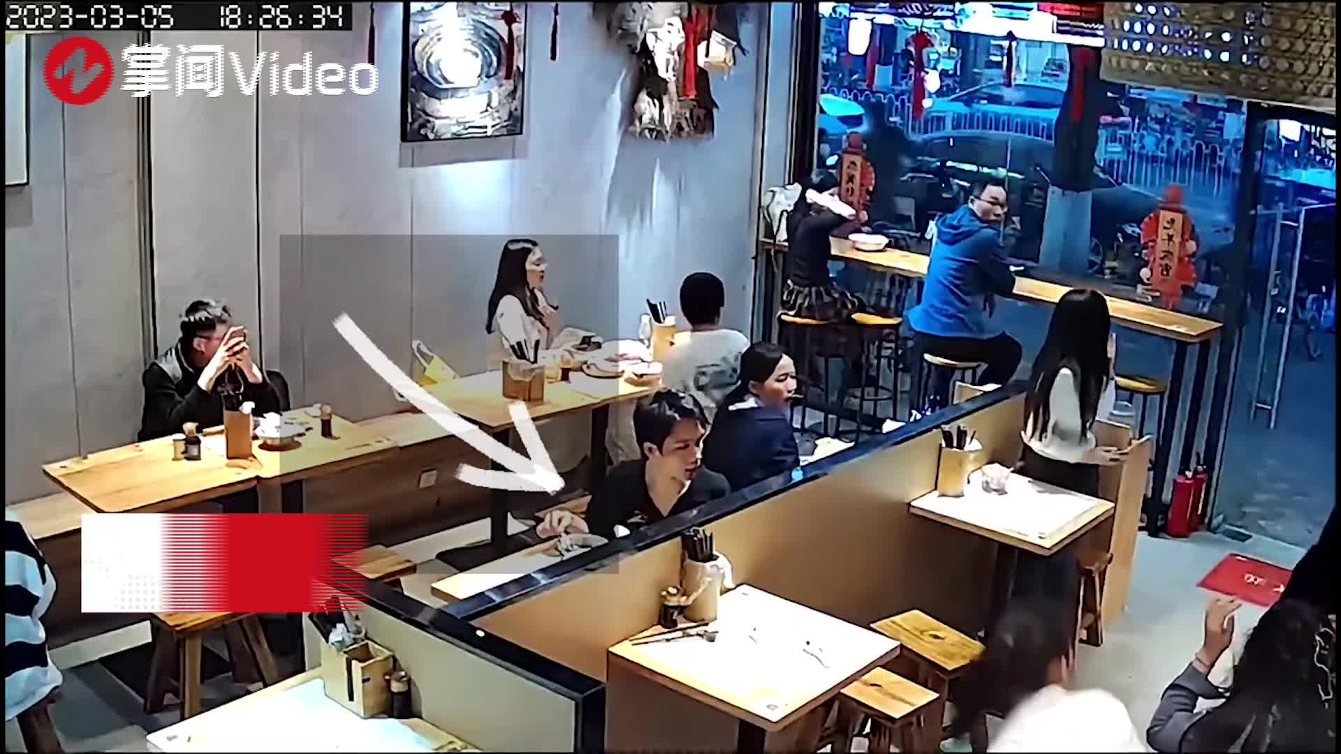 监拍!男子突然起身把面汤向女食客拔腿就跑,吓坏在场食客_新浪新闻