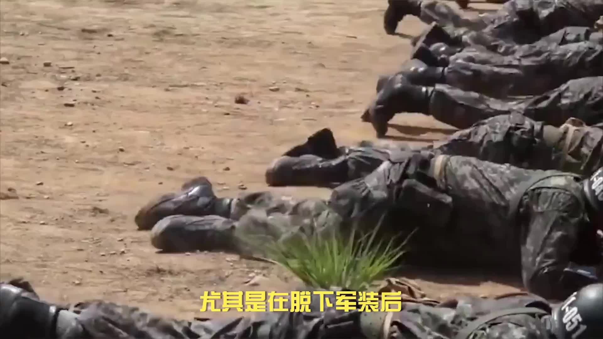 韩国大兵脱下军装，肌肉身材堪比健身教练，展现明显腹肌