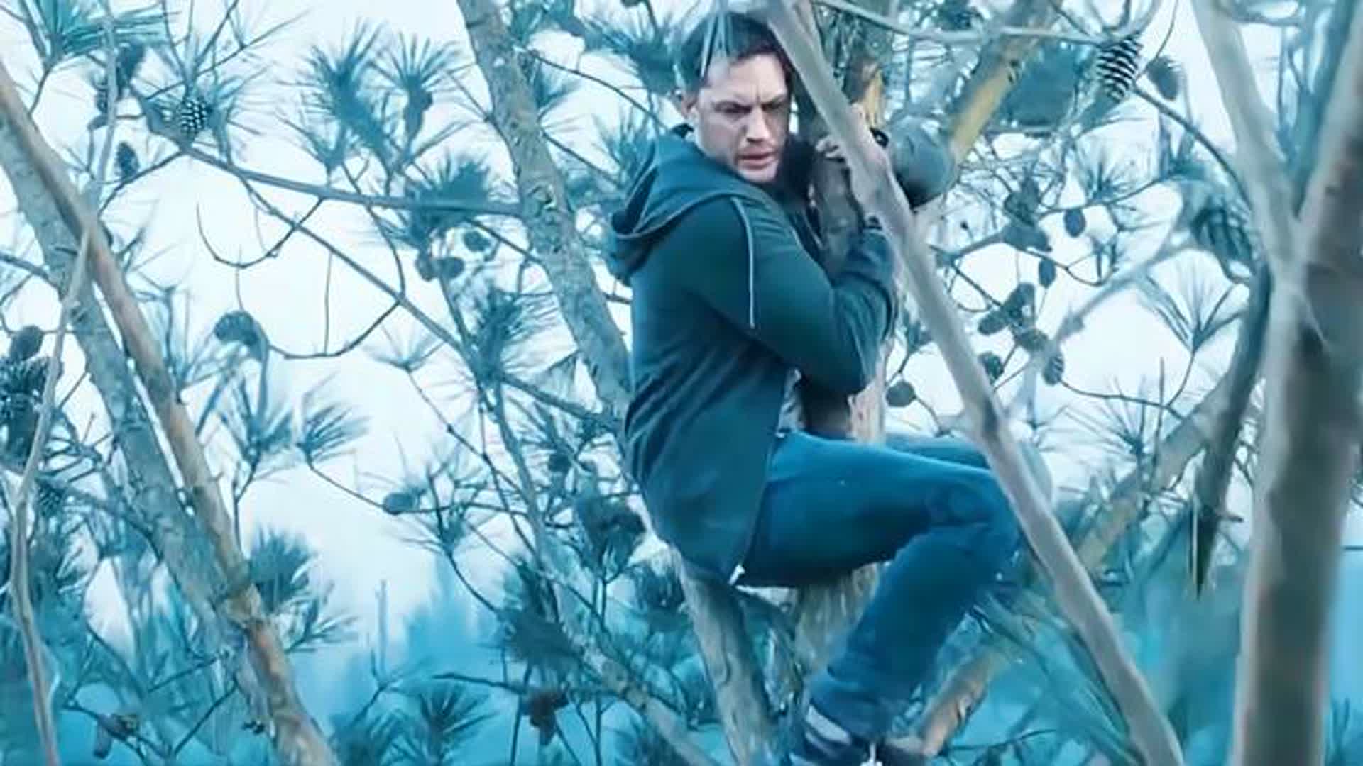 男子被毒液附身，一跳就能跳到大树上