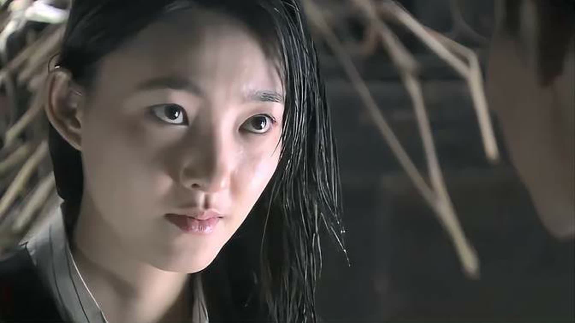 爱有多远：姑娘问小伙想什么呢，小伙：想亲你，小伙直接就动口