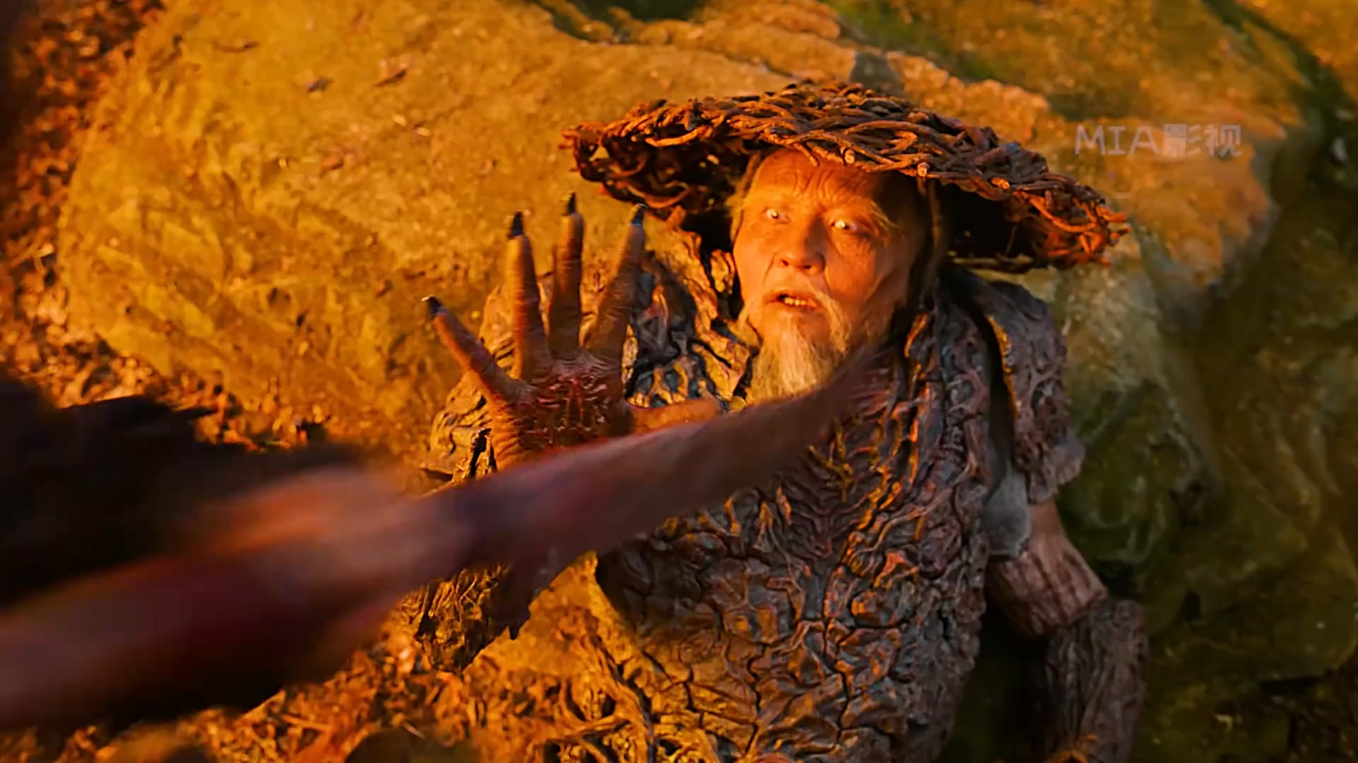 《刺杀小说家》这幅铠甲就像毒液一样和男人融为了一体