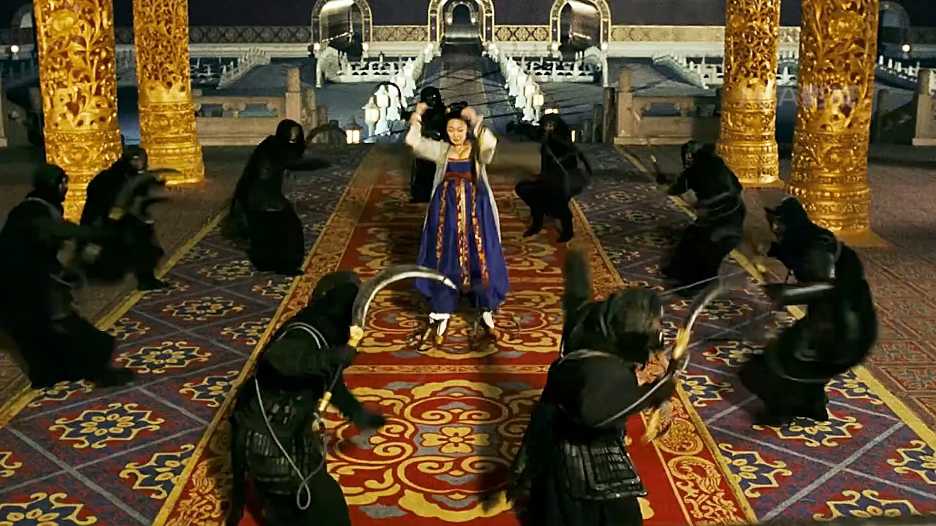 《满城尽带黄金甲》皇宫里突然闯入一群训练有素的蒙面刺客