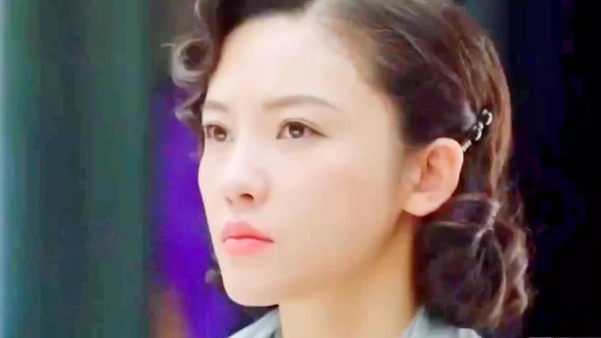 女特工接头身处险境，潜伏的地下党急中生智，帮其成功脱险