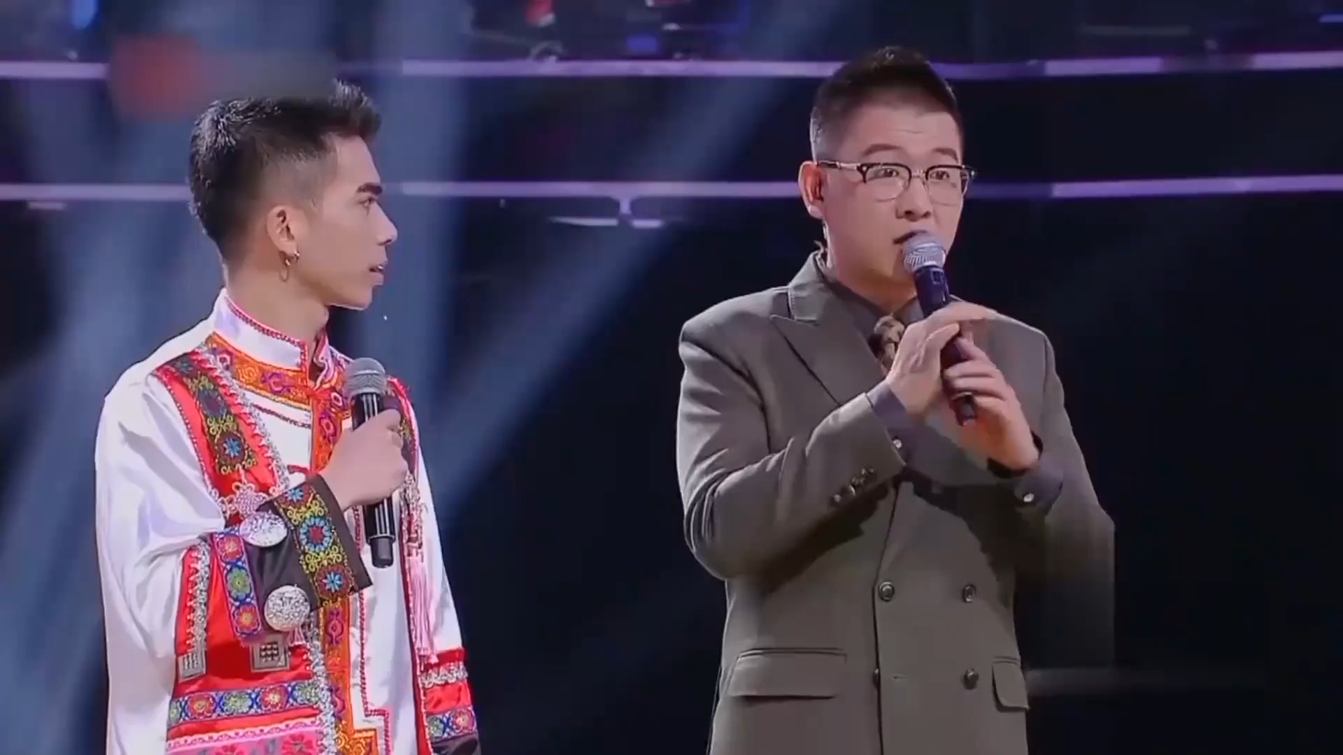 杨宗纬带动全场，男女相互对歌，现场玩得十分嗨