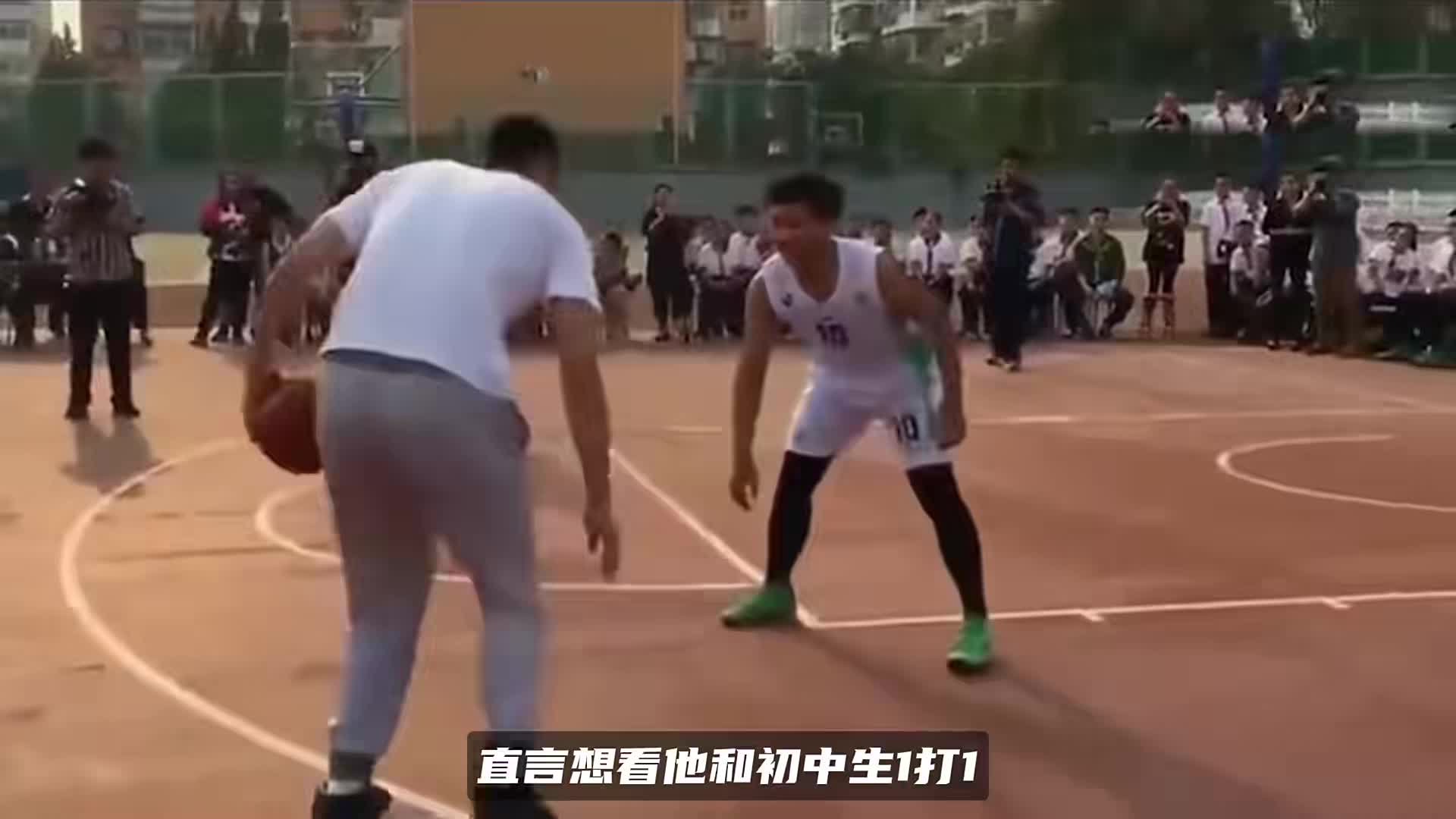 郭艾伦太敢说！解说调侃翟晓川黑历史，直言想看他和初中生1打1
