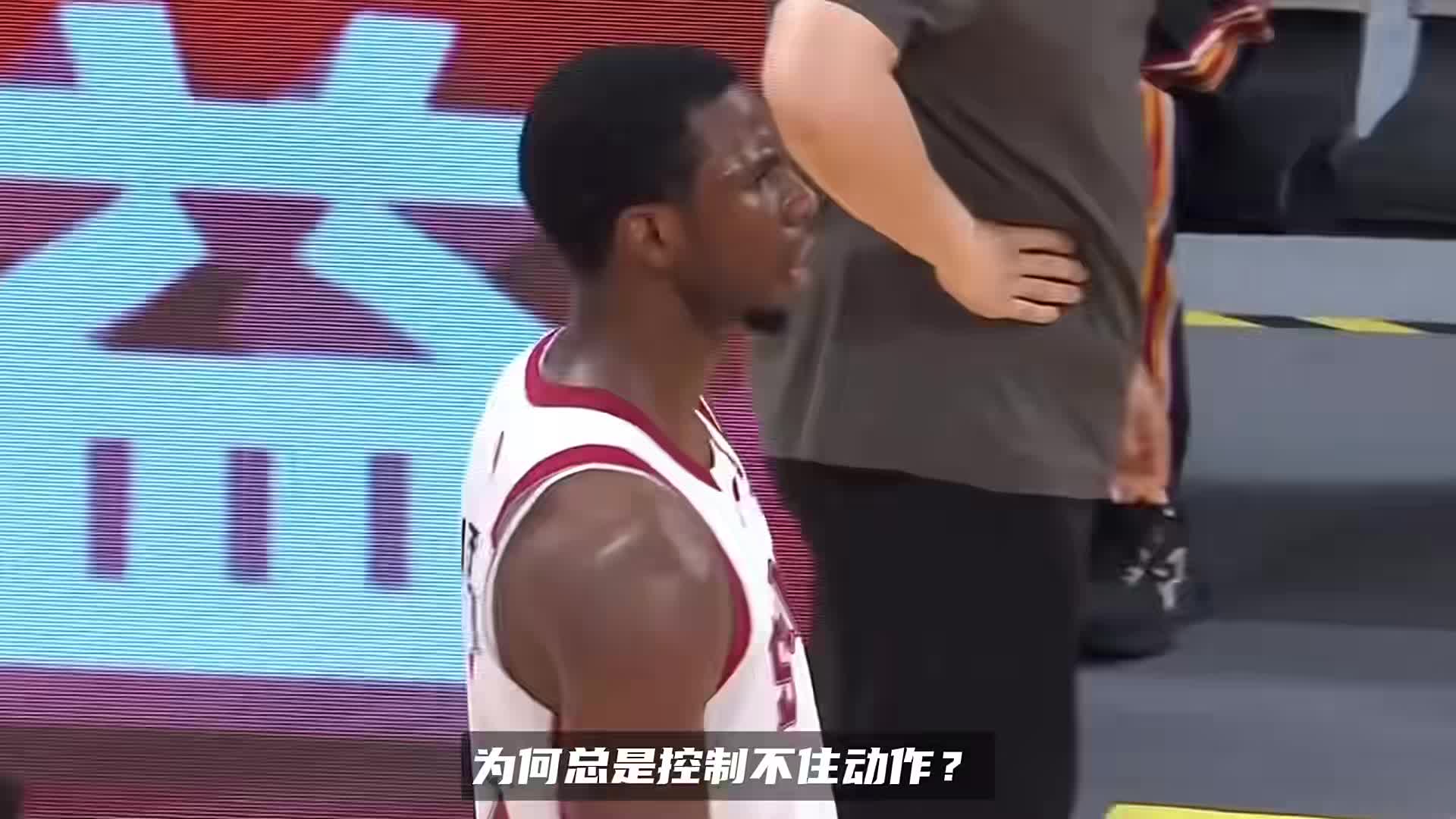 CBA该管管！迪亚洛撞击胡金秋膝盖，王仕鹏怒斥：这是伤人动作