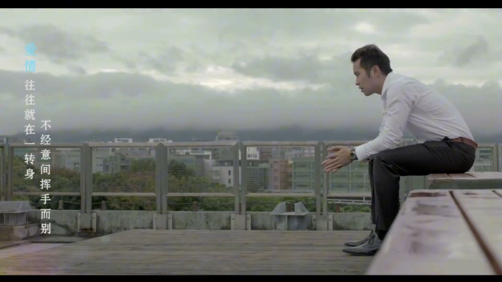 《悄悄告诉你》是范玮琪亲自作曲 + 演唱的经典治愈情歌